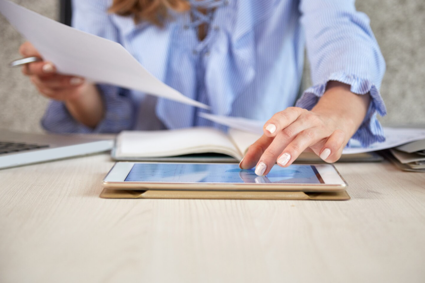 mujer-irreconocible-que-trabaja-tablet-pc-escritorio-oficina